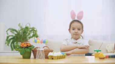 Küçük şirin ve sevimli kız içtenlikle gülümsüyor. Kız üzerinde pompalıyor. Kavram Paskalya tatili.
