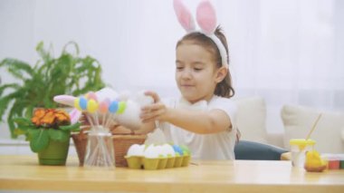 Littile kız Şşş jest yapıyor ve yumuşak bir tavşan uyuşturur. Uyku zamanı.
