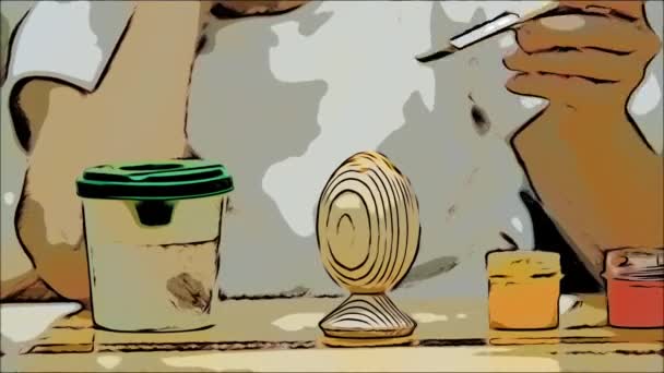 Креативный мальчик рисует пасхальное яйцо желтого цвета с помощью кисти . — стоковое видео
