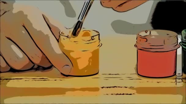 Chico creativo está mezclando y revolviendo pintura amarilla en un frasco con una ayuda de pintura desnuda-pincel . — Vídeo de stock