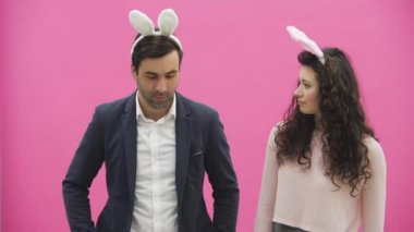 Genç aşıklar çift pembe bir arka plan üzerinde. Baş beylik kulakları ile. Bunlar olurken, çok samimi gülümsüyor Sephi Fotoğraflar telefon vardır. Komik insanlar.