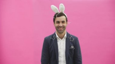 Genç seksi pembe çift. Baş beylik kulakları ile. Bu üreme cinsel tavşan hareketleri ve görünüyor sırasında bir süre sonra dışarı çerçeveye gider.