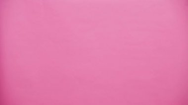 Genç karizmatik pembe çift. Baş beylik kulakları ile. Bu sırasında kişi havuç duman taklidi yapıyor ve eşi, çekici bir görünüm bakar.