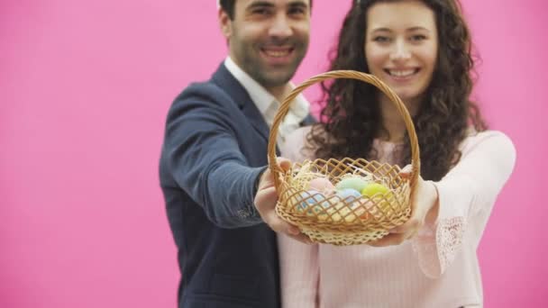 Familie feiert Osterfest. glückliches Paar mit Hasenohren. Frohe Feiertage. Paar bemalt Eier für Ostern. Eier verzieren. Urlaub. Frühlingsferien. Saison. Hasenohren.