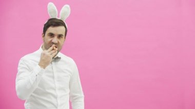 Ayakta karşı bir pembe genç yakışıklı çocuk. Ayaktakımı kulakları kafasında olan bir adam. Bir havuç tutan bir adam ağzına koyar ve bir sigara hareketlerinin üretir. Havuç atma gider