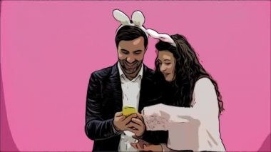 Genç aşıklar çift pembe bir arka plan üzerinde. Kafasına kurt gibi kulakları ile. Bu Paskalya fotoğraf sırasında ben telefonumda sephi yaptı ve onlara baktı gülüyor. Animasyon.