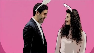 Genç seksi pembe çift. Baş beylik kulakları ile. Sırasında bu adam karısına bir yumuşak oyuncak tavşan ve renkli dekoratif yumurta verir. Kameraya bakarak öptüm. Paskalya