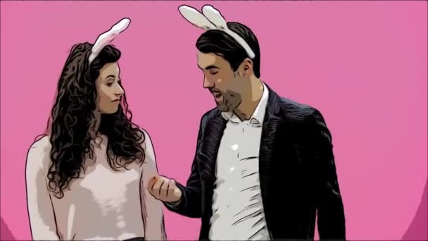 Giovane coppia sono belle su sfondo rosa. Durante questo periodo, sono vestiti con orecchie di marmaglia. Guardarsi, parlare e sorridere, comportarsi come conigli. La resa lascia la cornice . — Video Stock