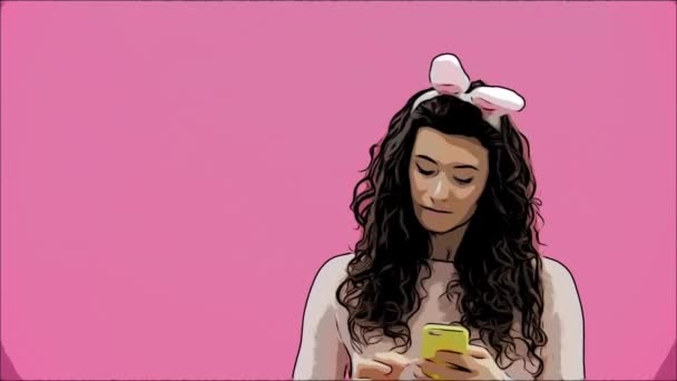 schöne junge Mädchen steht auf einem rosa Hintergrund. Dabei gibt es Hasenohren auf dem Kopf. macht ein Foto von Sephi am Telefon, lächelnd. Animation. Ostern.