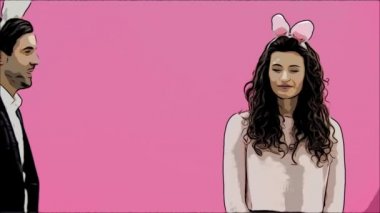 Genç yaratıcı pembe çift. Baş beylik kulakları ile. Sırasında bu adam karısına bir tavşan ile yumuşak oyuncak verir. Bir kız kameraya doğru seyir ve bir jest gösterilen kucaklayan
