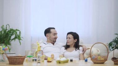 Küçük oyun çocuklar başlarına tavşan kulaklı ahşap masanın altından Paskalya süsleri tam saklanıyorlar. Şirin kardeş gel dışarı onların gizli yerleştirin ve çığlık: 