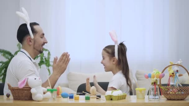 Vater bringt seiner Tochter bei, ein Spiel zu spielen. Sie spielen mit ihren Händen schönes und interessantes, kindliches Spiel. — Stockvideo