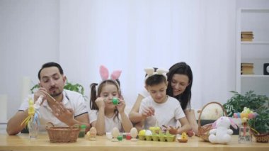 Onların çok güzel ve sevimli çocuklar, onlara gerçekten benzer olan ve babamla Paskalya yumurtaları, ahşap tablo Easter süslemeleri tam oturan colourizing. Aile aktivitesi üzerinde yoğunlaşmıştır