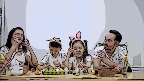 Los padres con sus niños alegres y lindos, que son realmente similares a ellos, están coloreando los huevos de Pascua, sentados en la mesa de madera, llenos de decoraciones de Pascua. Padre está jugando con su hija y — Vídeos de Stock