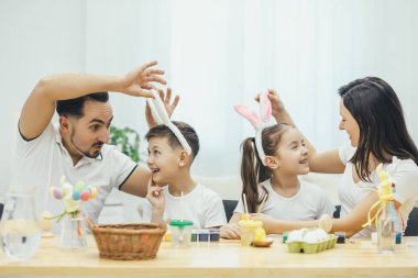 İlham aile Paskalya atmosferde dahil. Annem ve babam çocuk kafa pembe tavşan kulaklara... dolayı. Tatil ruh hali.