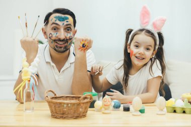 Boyalı Paskalya tatil hazırlanma ve thir iş, demonstarate resul ile o aptalca davranıyor ve yapım kameraya, memnun komik baba ve kız sadece yumurta aynı zamanda