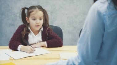Anne, kameraya geri durarak kızını kaynakla. Bu sırada kızı annesine korkuyla bakıyor..