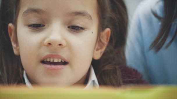 Close up mãe tornando-se frustrado com a filha, enquanto fazendo lição de casa sentado à mesa em casa em dificuldades de aprendizagem lição de casa . — Vídeo de Stock