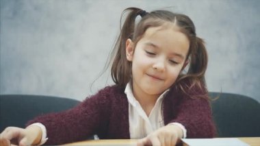 Masada bir kız öğrenci oturuyor. Bu kitabı okurken, o okur. Mutlu.