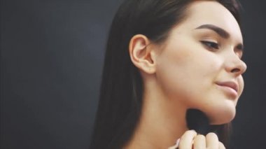 Yakın çekim portre. Bir kadının güzelliği bir insandır. Yumuşak, pürüzsüz cilt ve yüz profesyonel makyaj ile güzel genç model. Uzun kirpikve mükemmel makyaj ile seksi bir kız Portresi.