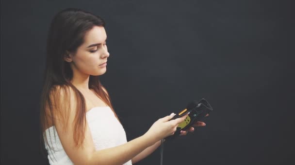 Junges hübsches Mädchen hält Pinsel für Make-up in der Hand. Pinsel-Make-up in einer schwarzen Ledertasche, die das Mädchen in der Hand hält, um die richtige zu wählen. — Stockvideo