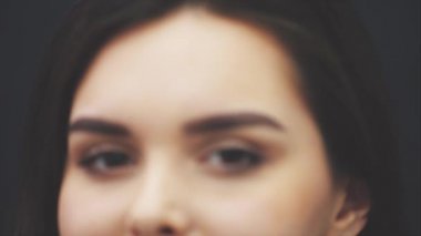 Güzellik modeli düz uzun kahverengi saçlı bir kadın. Sağlıklı saç ve güzel profesyonel makyaj. Kırmızı dudaklar ve göz makyajı. Harika bayan portresi. Saç Bakımı, Cilt Bakım Konsepti.