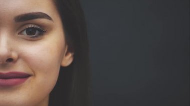 Güzellik modeli düz uzun kahverengi saçlı bir kadın. Sağlıklı saç ve güzel profesyonel makyaj. Kırmızı dudaklar ve göz makyajı. Harika bayan portresi. Saç Bakımı, Cilt Bakım Konsepti.