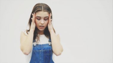 Stresli güzel genç kız baş ağrısı var ve parmaklarıyla tapınak masaj duruyor.