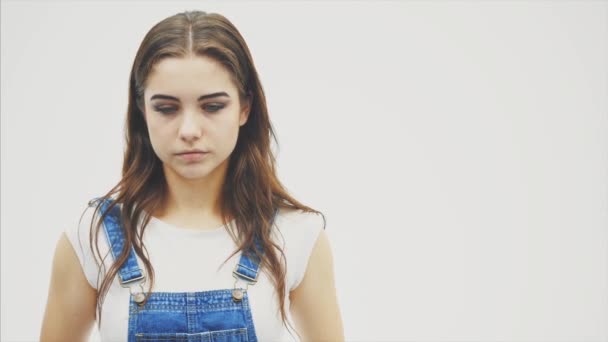 Lovely young female looking down then looking at the camera with big blue eyes and confident face expression. — Stock Video