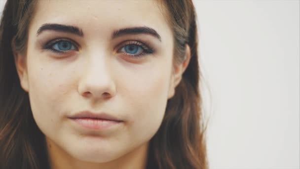 Affectueux jeune femme avec Gros yeux bleus souffle air baiser, elle est habillée dans des vêtements décontractés, a maquillage naturel . — Video