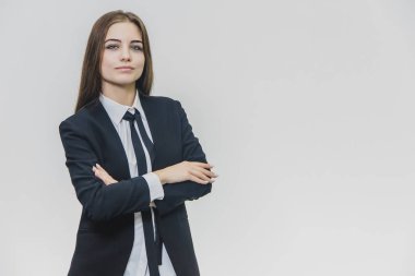 Sevimli kendine güvenen iş kadını beyaz arka planda duruyor. Çekici kadın, profesyonel model izole edilir. O, onu bakımlı ellerini geçerken, biraz gülümsüyor. Ayakta duruyor.