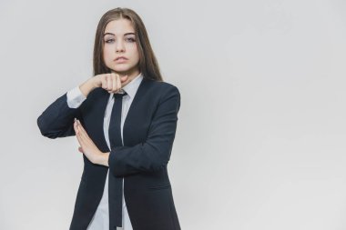 Ciddi oldukça kahverengi saçlı kadın bir tehdit iç çekiş yapar. Kız elini göğsüne yakın tutuyor. Yakından kapatın. Kopya alanı. Portre.