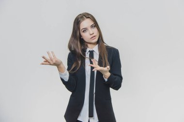 Konsantre iş kadını biraz ağzını açar ve elleriyle bir şey gösteriyor. Alan fırsatını kopyalama.