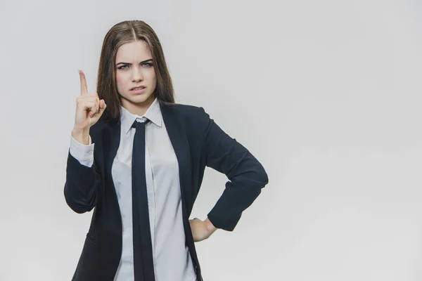 Jovem mulher de negócios bonita está apontando o dedo para cima com um rosto aversão . — Fotografia de Stock