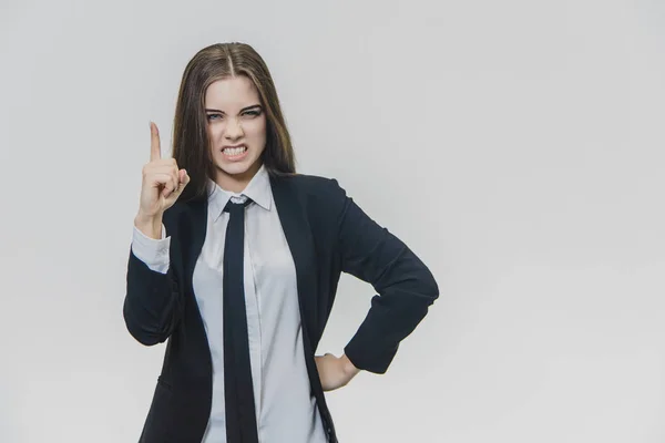 Η νεαρή όμορφη επιχειρηματίας σημαδεύει το δάχτυλό της με μια θυμωμένη και εξοργισμένη έκφραση προσώπου.. — Φωτογραφία Αρχείου