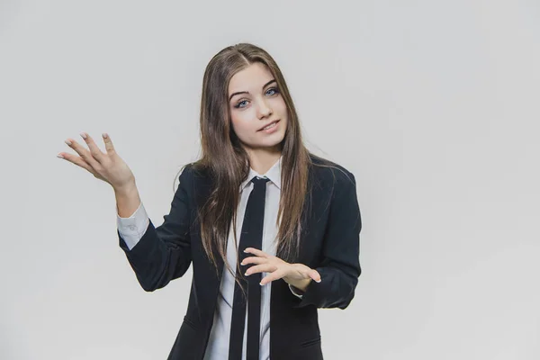 Seriamente pensativa y delgada sonriente, la mujer de negocios de cabello castaño está pensando mientras muestra algo con sus dedos . —  Fotos de Stock