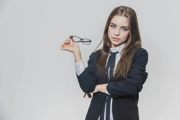 Hermosa mujer de negocios se quita sus gafas con estilo. La chica usa anteojos. Hermosa joven mujer está usando gafas con borde negro . —  Fotos de Stock