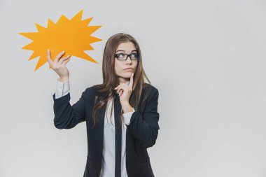Güzel iş kadını şık gözlüklerini takıyor. Kız gözlük takıyor. Sevimli kız kameraya bakıyor, bir nokta parmağı ile ağzını tounching, ve düşünceli. İş kadını bir