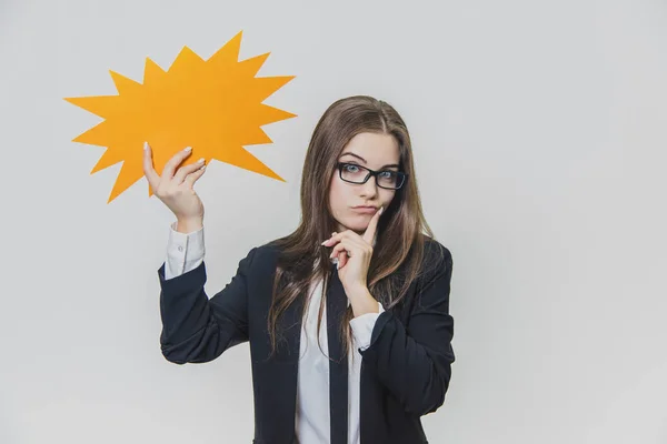 Hermosa mujer de negocios está usando sus gafas con estilo. La chica usa anteojos. Adorable chica está mirando a la cámara, tounching su boca con un dedo índice, y es considerado. Empresaria es —  Fotos de Stock