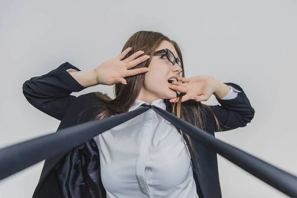 La mujer de negocios de cabello castaño se sorprende y se siente atraída por el neacktie azul. Se toca la cara con las dos manos. Abrumado. Fecha límite . — Foto de Stock