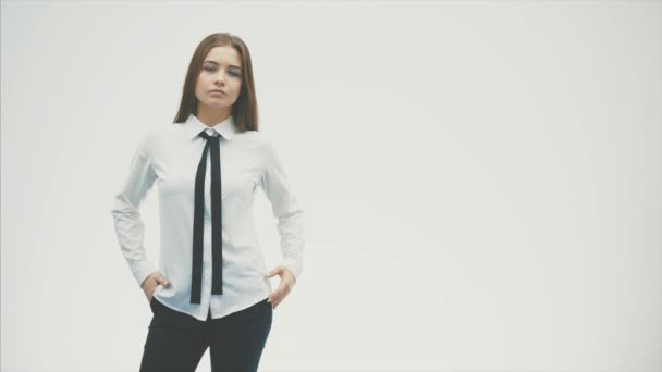 Jovencita coqueta, fondo blanco. Mujer joven hermosa coqueta aislada en blanco. Feliz mujer sonriente. Joven dama coqueta, fondo blanco. Mujer joven hermosa coqueta aislada en blanco. Feliz. — Vídeos de Stock