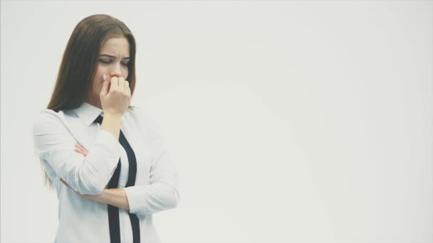 Jonge mooie meisje staande op een witte achtergrond. Op hetzelfde moment ontvangen stress toont verschillende gebaren. — Stockvideo