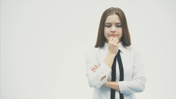 Ung vacker flicka som står på en vit bakgrund. Samtidigt får stress visar olika gester. — Stockvideo