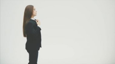 İş ve reklam konuları: siyah ceket ve beyaz gömlek temiz, yakışıklı yüzü ile güzel bir genç kız.