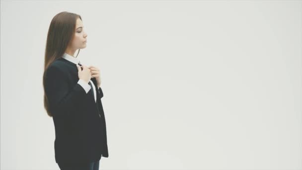 비즈니스 및 광고 주제 : 검은 재킷과 흰색 셔츠에 깨끗하고 잘 생긴 얼굴을 가진 아름다운 소녀. — 비디오