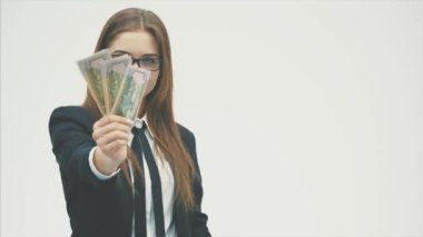 Beyaz arka plan üzerinde izole para fan tutan ofis giysileri giyen mutlu kadın Portresi