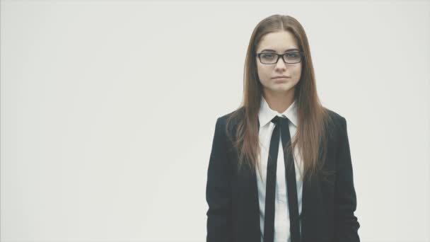 Joven chica de negocios hermosa sosteniendo una burbuja de paloma para el texto, aislado sobre un fondo blanco . — Vídeos de Stock