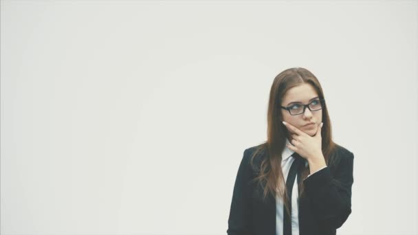 Jovem menina de negócios bonita segurando uma bolha de pombo para o texto, isolado em um fundo branco . — Vídeo de Stock