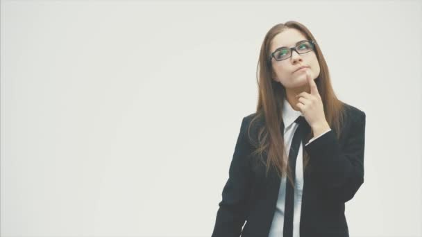 Jeune belle fille d'affaires tenant une bulle de pigeon pour texte, isolée sur un fond blanc . — Video