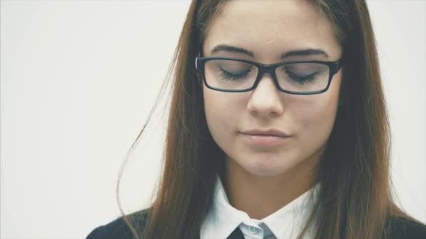 Hermosa joven empresaria Dispersión de dinero aislado en blanco — Vídeos de Stock